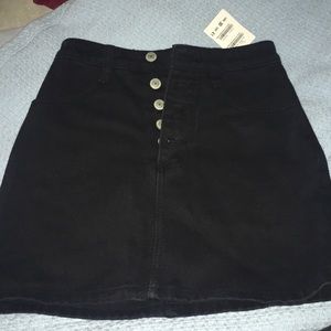 NEW BRANDY MELVILLE black skirt w/ tags!!!!!
